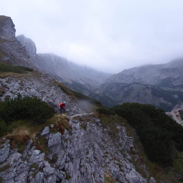 Blick vom Fölzsattel zur Voisthalerhütte hinüber. © 2015 HM