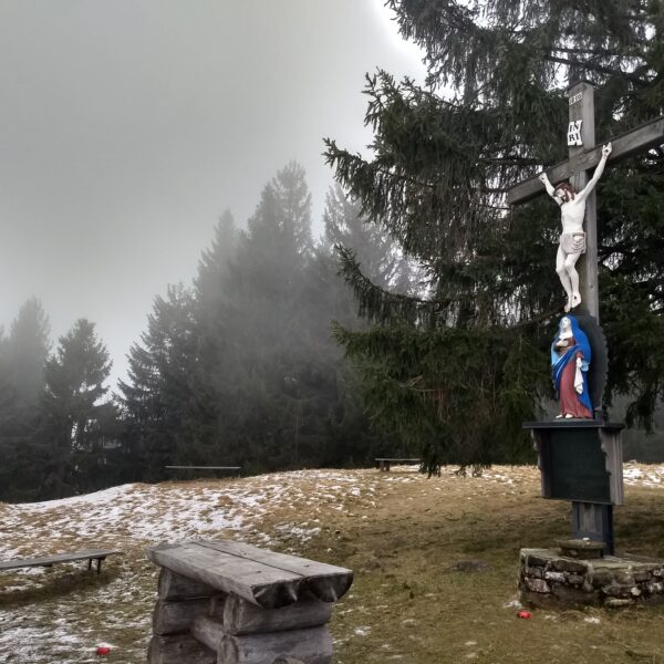 Am Gipfel mit dem markanten Kreuz. Foto: Nikolaus Vogl