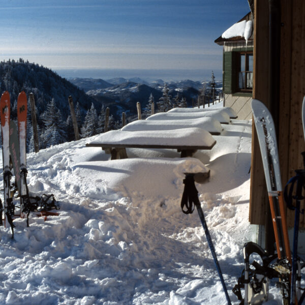 Vor der Julius-Seitner-Hütte, Blick nach Westen. Foto: Alpenverein Edelweiss