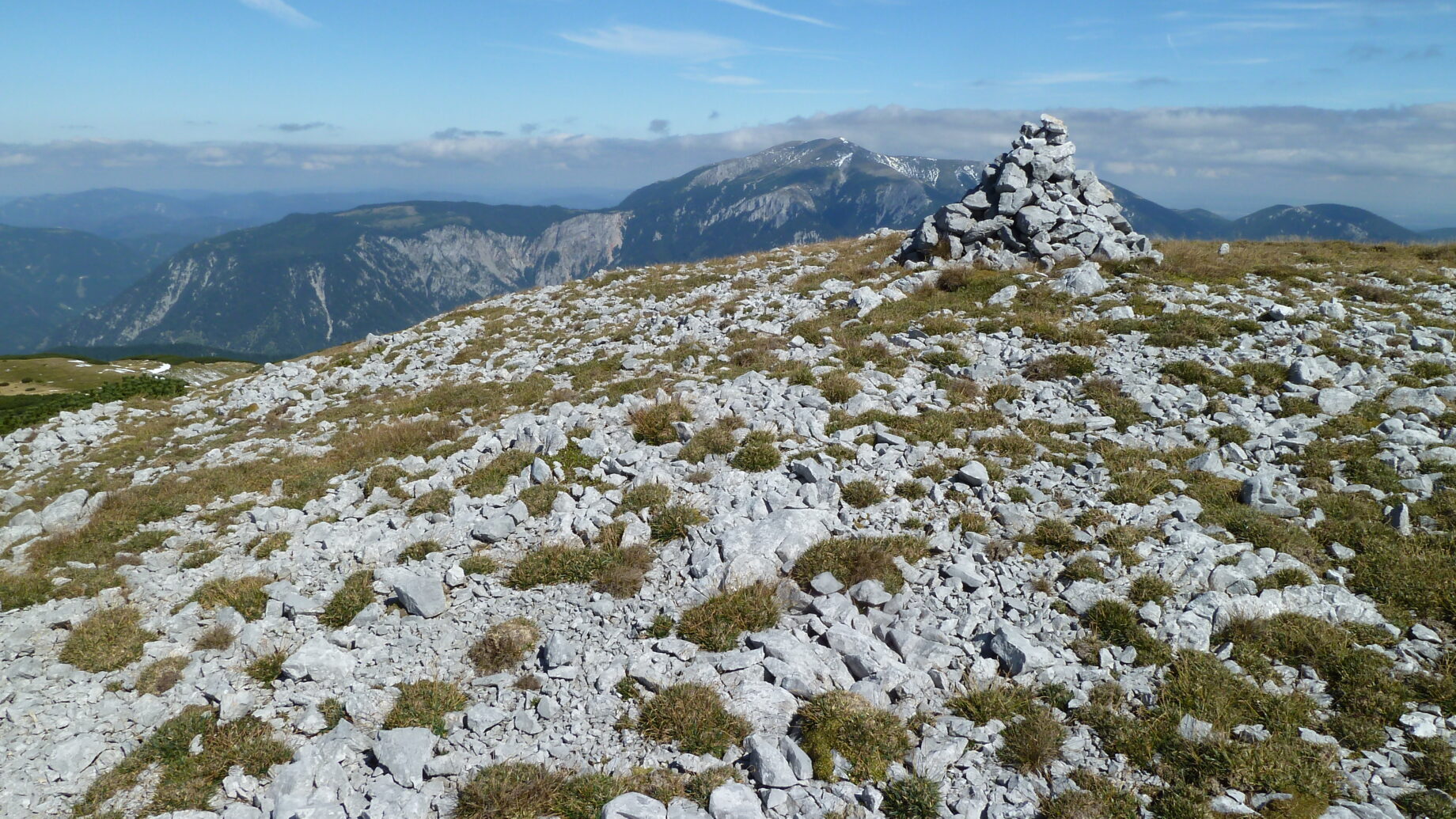 Auf der Scheibwaldhöhe, im Hintergrund der Schneeberg. Foto: Alpenverein Edelweiss