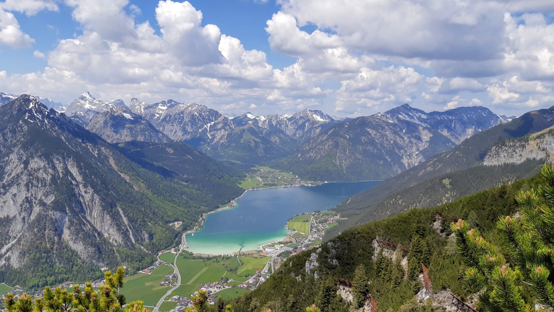 Blick vom Gipfel auf Karwendel und Achensee. Foto: Konrad Gwiggner