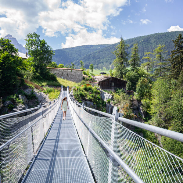 Hängebrücke zum Schloss Matrei Trautsohn. Foto © Tourismusverband Wipptal