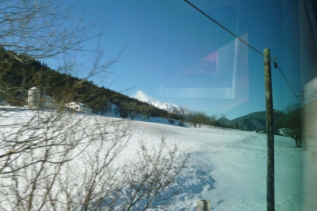 Winterlandschaft mit Schneeberg im Hintergrund.