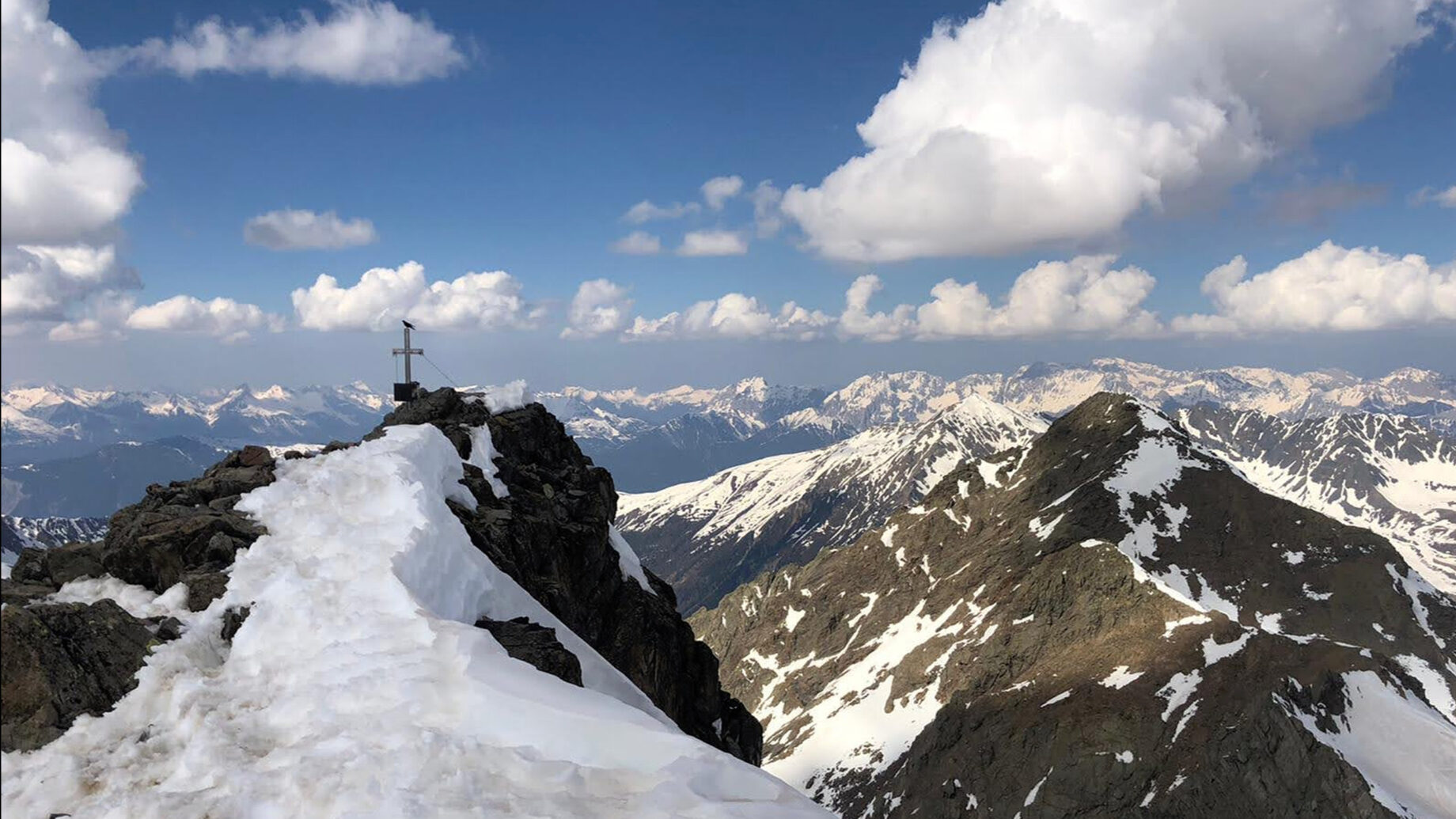 Sulzkogel Gipfelkreuz mit Blick Richtung Norden. Foto: Alexander Hedenig