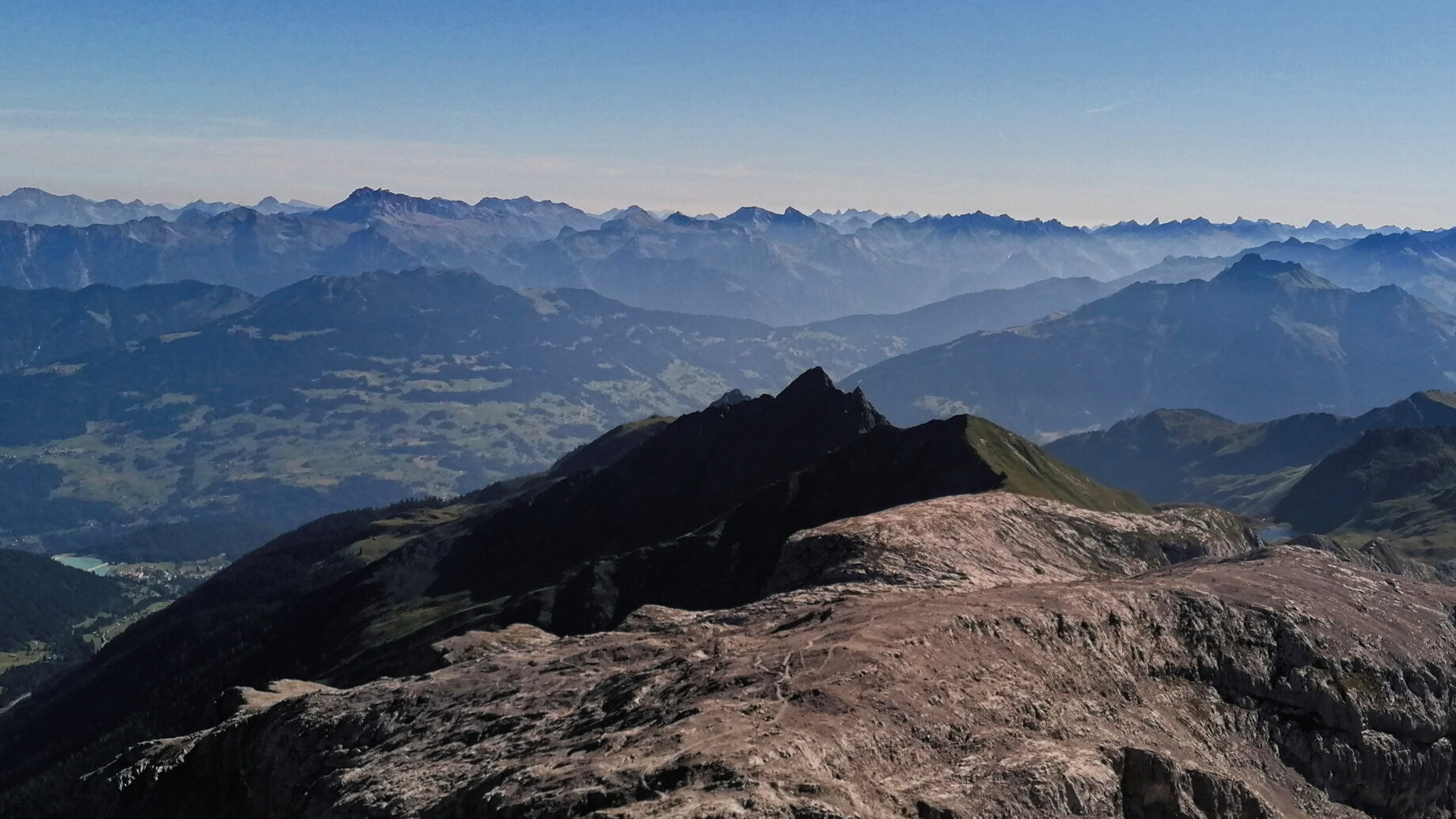 Gipfelblick nach Nord, über dem massiven Bergstock kann man den Tilisunasee erkennen, links im Bild der Stausee Latschau. Foto: Norman und Lisa