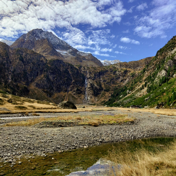 Vom Gletscher geprägte Landschaft auf der Sulzenau Alm, am Talschluss der Sulzenau Wasserfall; Foto: Simon Widy