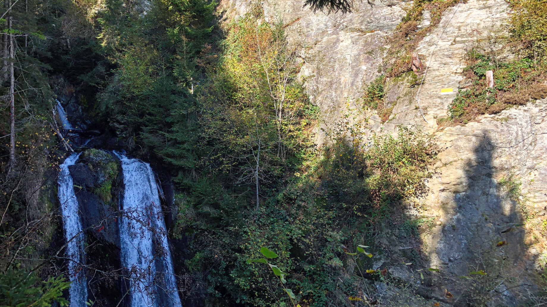 Auch vom Klettersteig aus hat man einen schönen Blick auf den Wasserfall. Foto: Anna Siebenbrunner, Protect Our Winters Austria (POW AT)