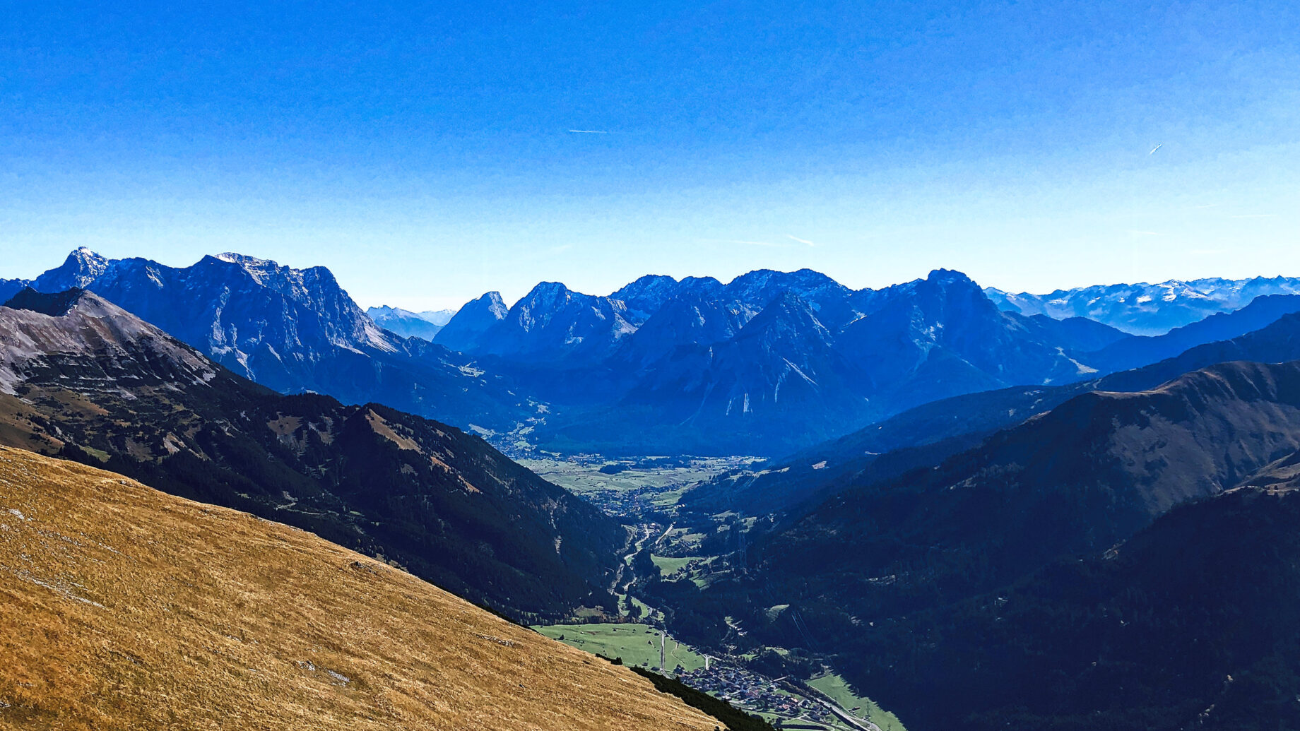 Panoramablick auf Zugspitze, Ehrwald, Tajaköpfe und viele weitere Gipfel und Talorte - von unserem Gipfel können wir eine gesamte Ferienregion überblicken! Foto: Anna Siebenbrunner, POW AT