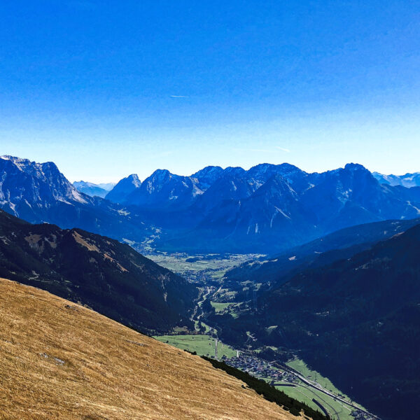 Panoramablick auf Zugspitze, Ehrwald, Tajaköpfe und viele weitere Gipfel und Talorte - von unserem Gipfel können wir eine gesamte Ferienregion überblicken! Foto: Anna Siebenbrunner, POW AT