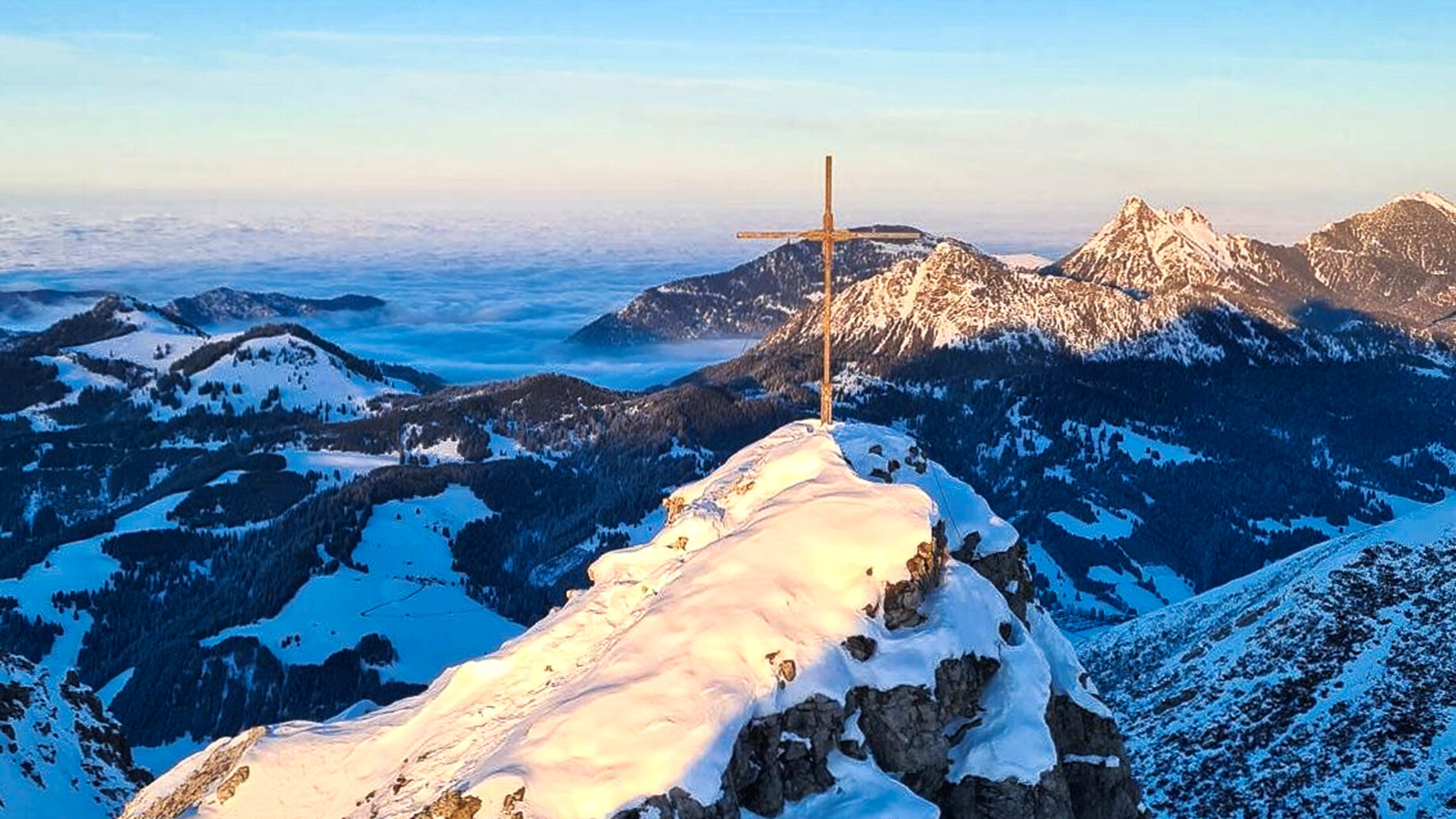 Das Pontener Gipfelkreuz in der untergehenden Abendsonne…Kitsch pur. Foto: Felix Berg