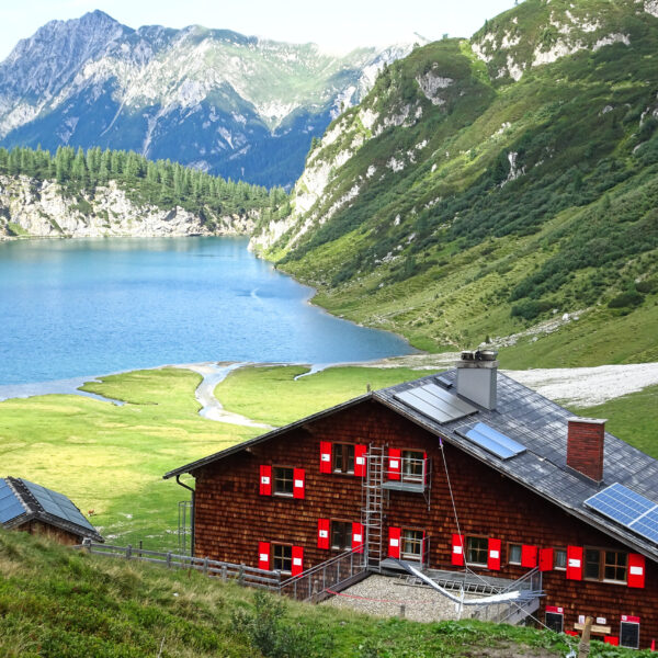 Hütte und See. Foto: Ingeborg Fiala