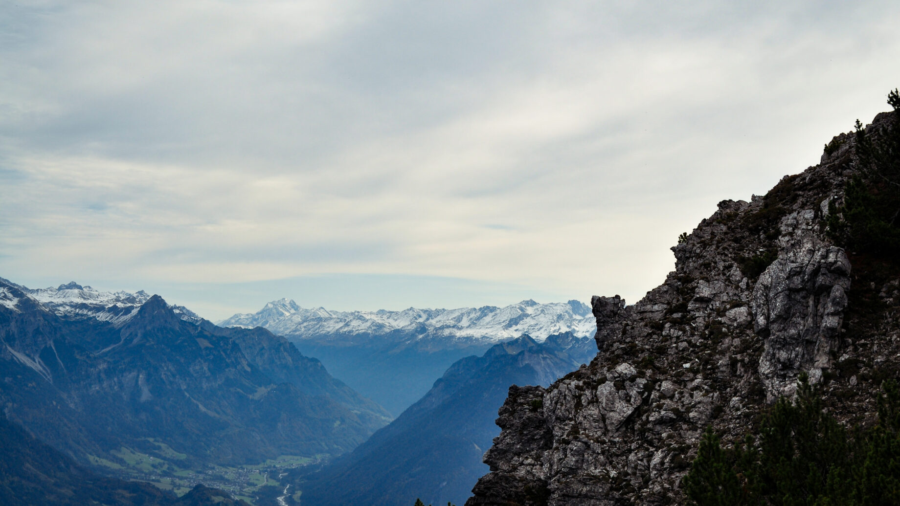 Im Aufstieg, Blick auf Roggelskopf, im Hintergrund die verschneiten Nordkämme der Lechtaler Alpen. Foto: Norman und Lisa