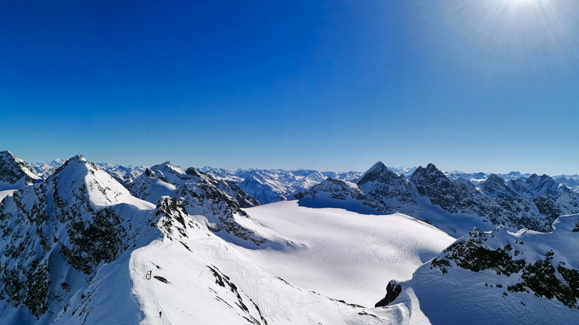 Gipfelblick: links Silvrettahorn, dainter Piz Buin, mittig der Klostertaler Gletscher mit Rotfluh. Foto: Norman und Lisa